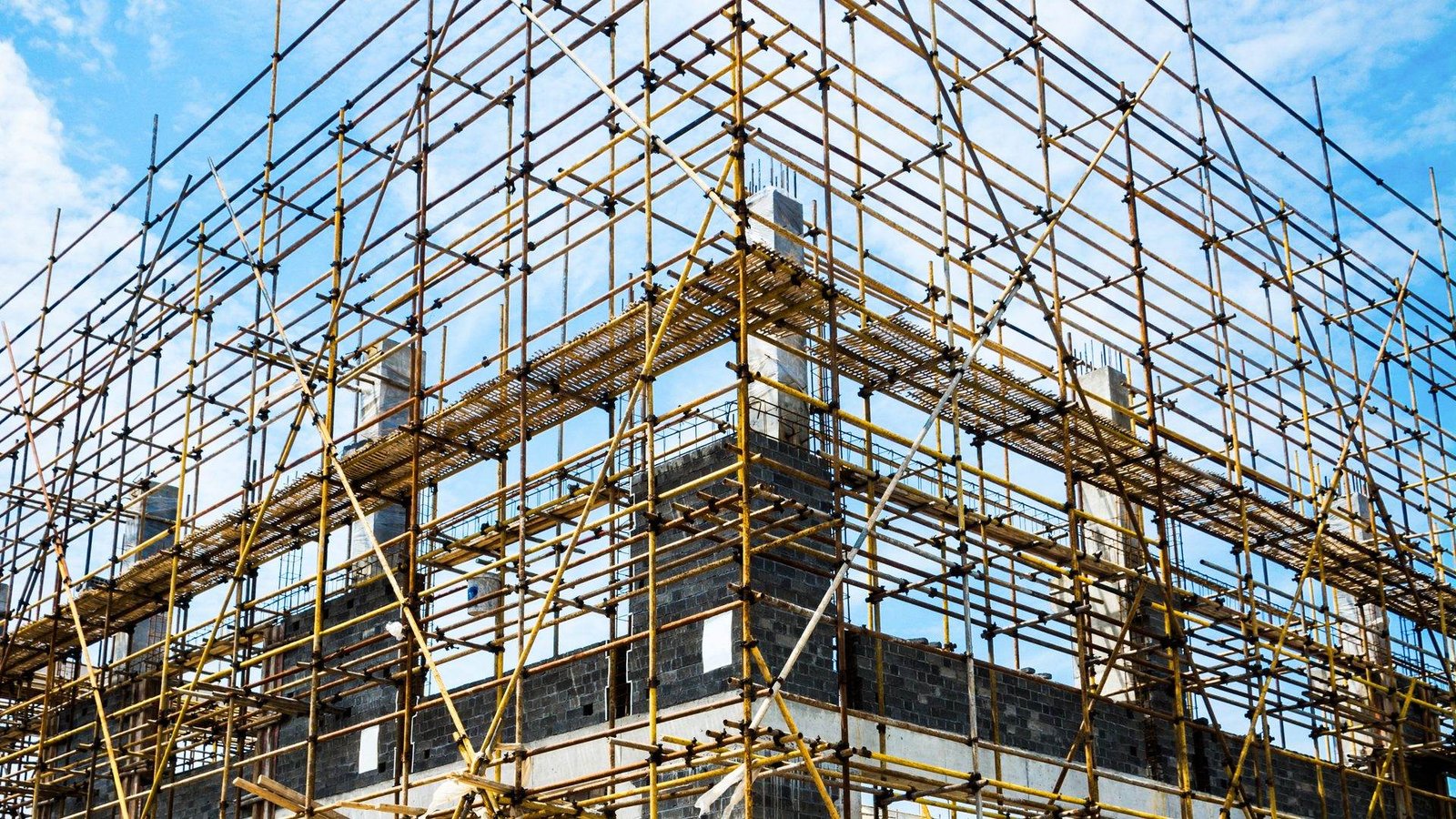 Proyecto industrial en construcción con equipos de precisión