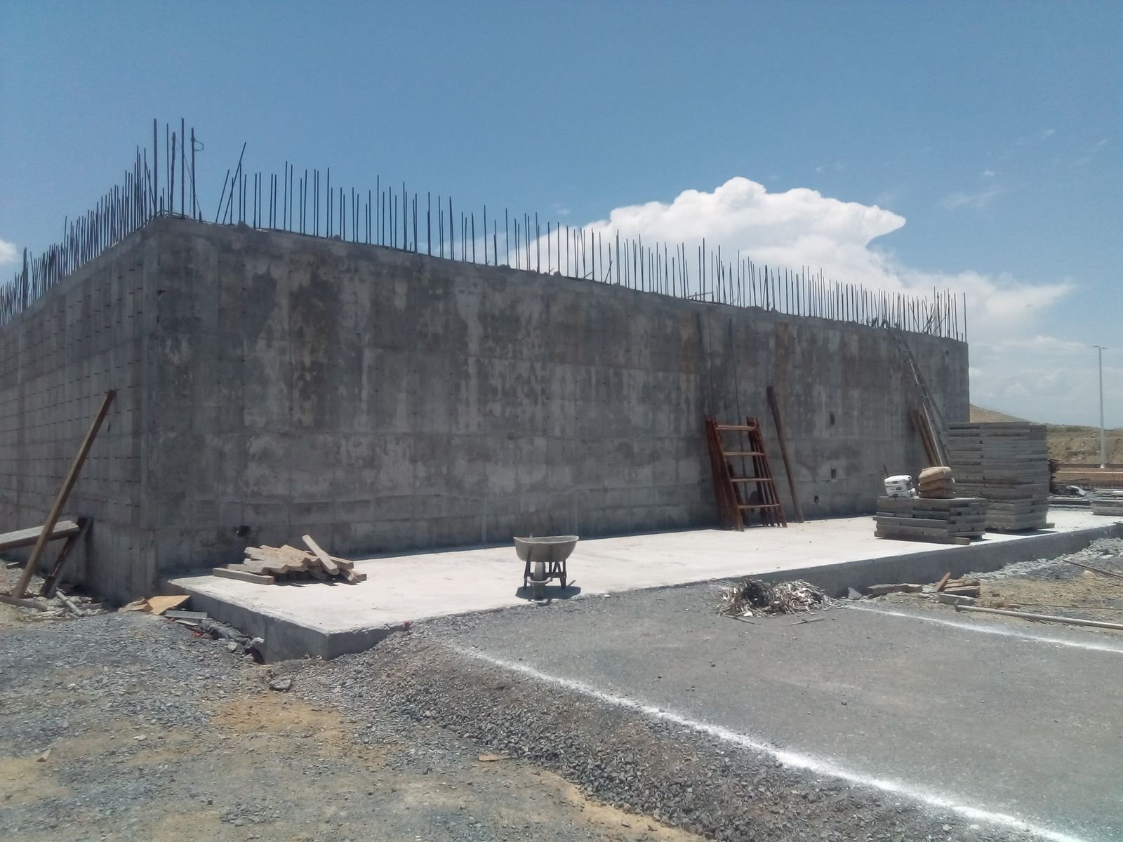 Muros de concreto con varillas de acero en etapa de obra civil