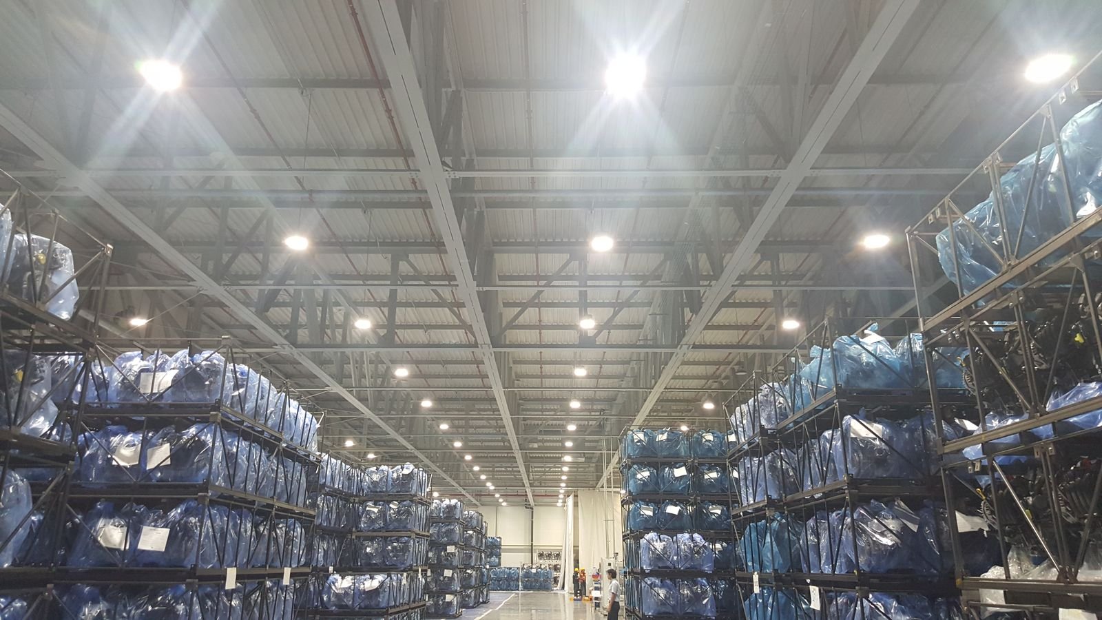 Pasillo de nave con racks de almacenaje e iluminación LED