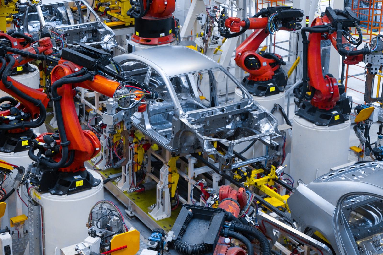 Robots industriales en una línea de ensamble de carrocerías
