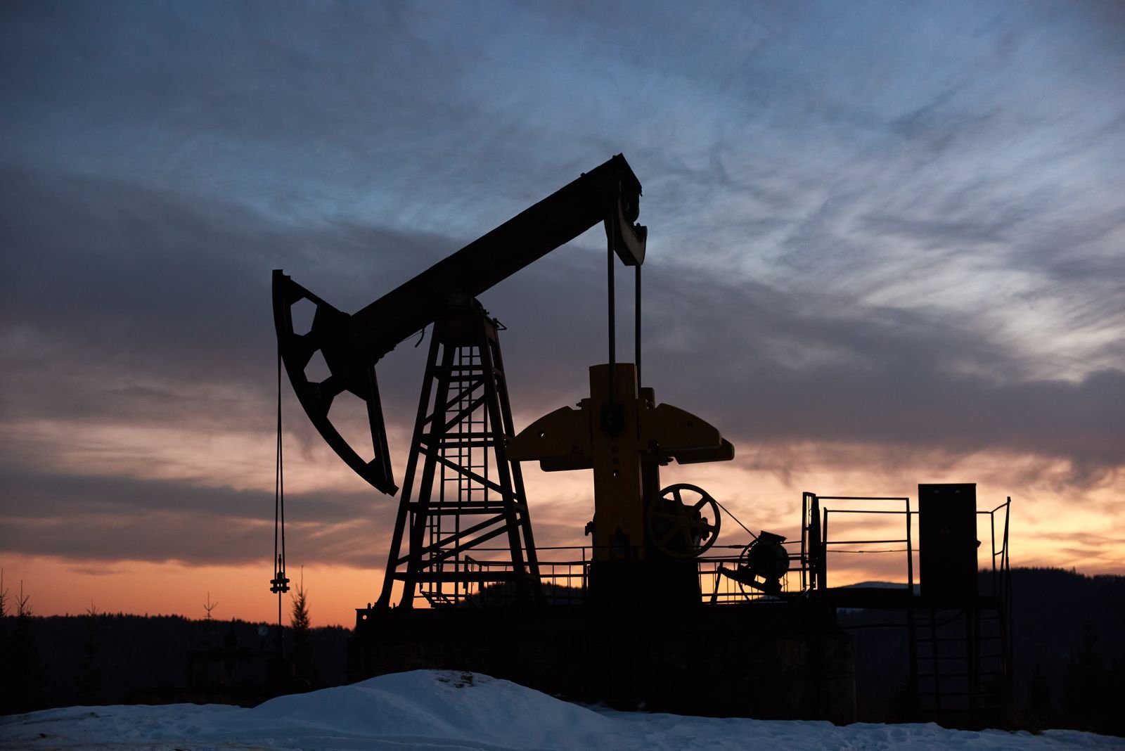 Balancín de bombeo de petróleo al atardecer